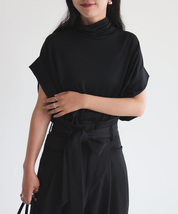 中丸　栞さんの「BEAMS WOMEN｜【別注】COG THE BIGSMOKE / KENNA ハイネック フレンチスリーブ トップス」を使ったコーディネート