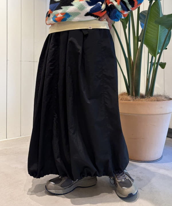 ナガオカ サキさんの「BEAMS WOMEN｜【別注】Gramicci / バルーン スカート 25FW」を使ったコーディネート