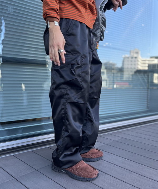 BAKU(東江 漠)さんの「BEAMS WOMEN｜【別注】Gramicci / シャイニーナイロン 6ポケットパンツ」を使ったコーディネート