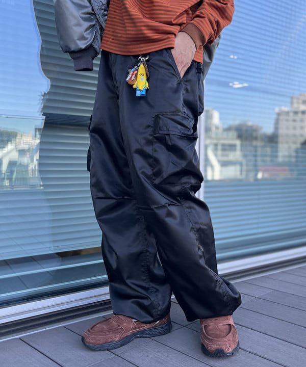 BAKU(東江 漠)さんの「BEAMS WOMEN｜【別注】Gramicci / シャイニーナイロン 6ポケットパンツ」を使ったコーディネート