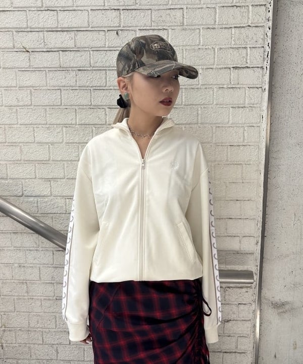 山本 里南さんの「BEAMS WOMEN｜FRED PERRY / Taped Track Jacket」を使ったコーディネート