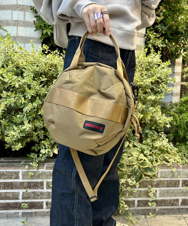 小原 もこさんの「BEAMS WOMEN｜BRIEFING × BEAMS BOY / 別注 ヘルメット バッグ」を使ったコーディネート