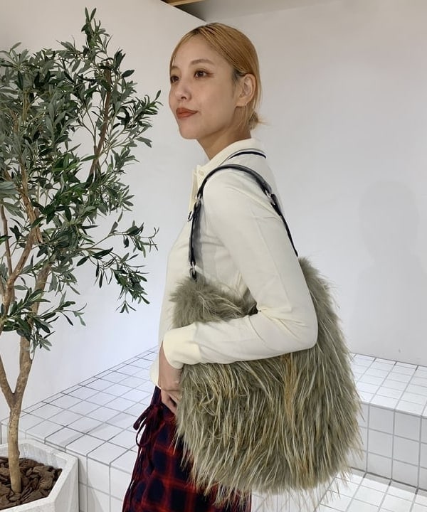 れいなさんの「BEAMS WOMEN｜ロング ファー バッグ」を使ったコーディネート