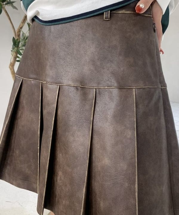 れいなさんの「BEAMS WOMEN｜フェイクレザー プリーツ ミニ スカート」を使ったコーディネート