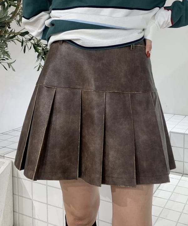 れいなさんの「BEAMS WOMEN｜フェイクレザー プリーツ ミニ スカート」を使ったコーディネート