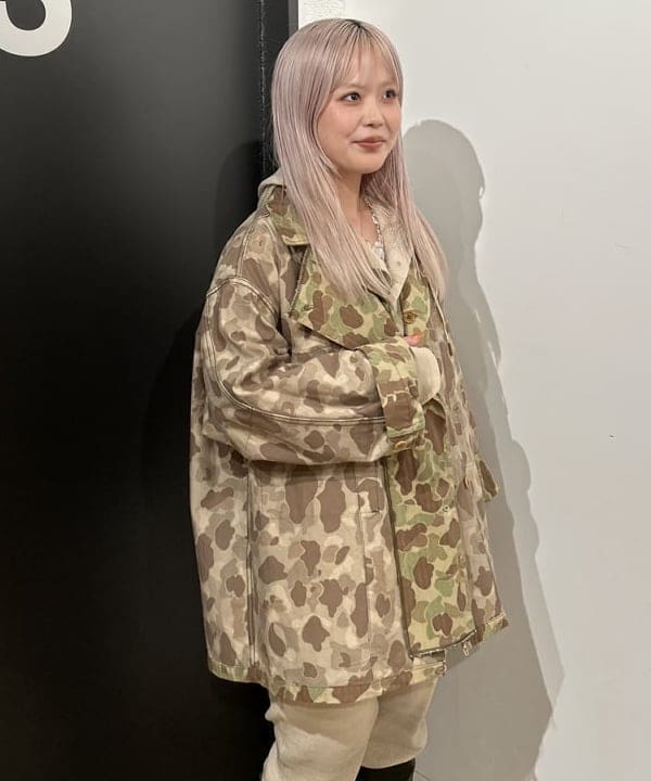 ando naoさんの「BEAMS WOMEN｜【別注】BUZZ RICKSON'S / ヘリンボーン カモ ジャケット」を使ったコーディネート