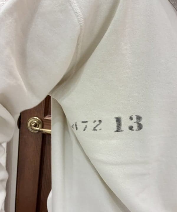 クロサワさんの「BEAMS WOMEN｜【別注】 WAREHOUSE & CO. / ステンシル13 前V スウェット」を使ったコーディネート