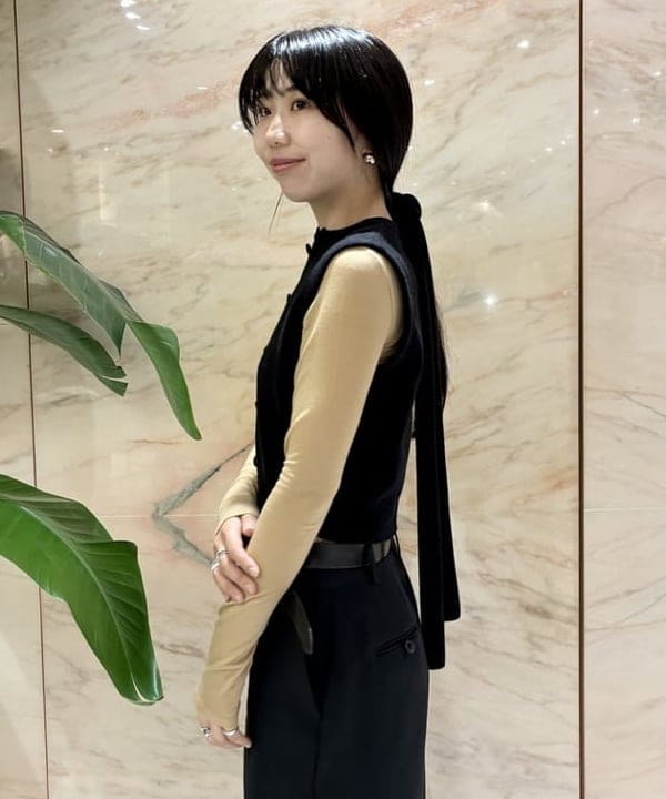 中丸　栞さんの「BEAMS WOMEN｜TAN / カシミヤ ストライプ スカーフベスト」を使ったコーディネート