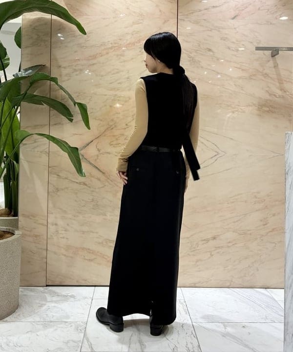 中丸　栞さんの「BEAMS WOMEN｜TAN / カシミヤ ストライプ スカーフベスト」を使ったコーディネート