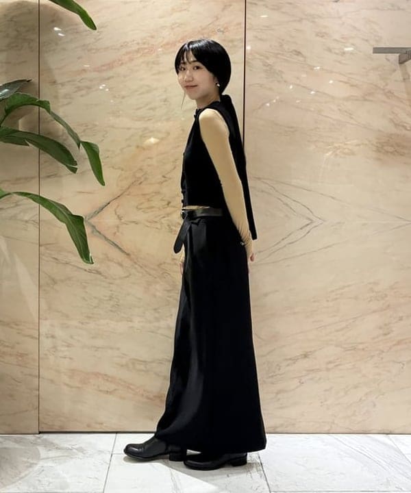 中丸　栞さんの「BEAMS WOMEN｜TAN / カシミヤ ストライプ スカーフベスト」を使ったコーディネート