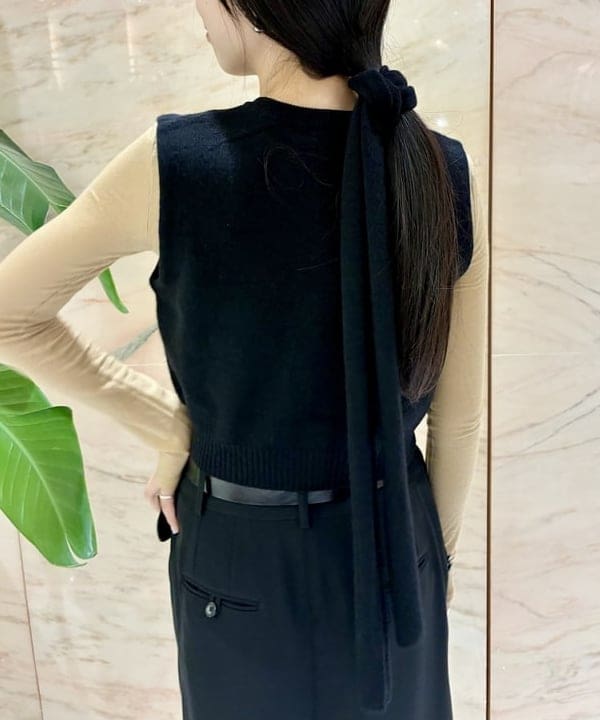 中丸　栞さんの「BEAMS WOMEN｜TAN / カシミヤ ストライプ スカーフベスト」を使ったコーディネート