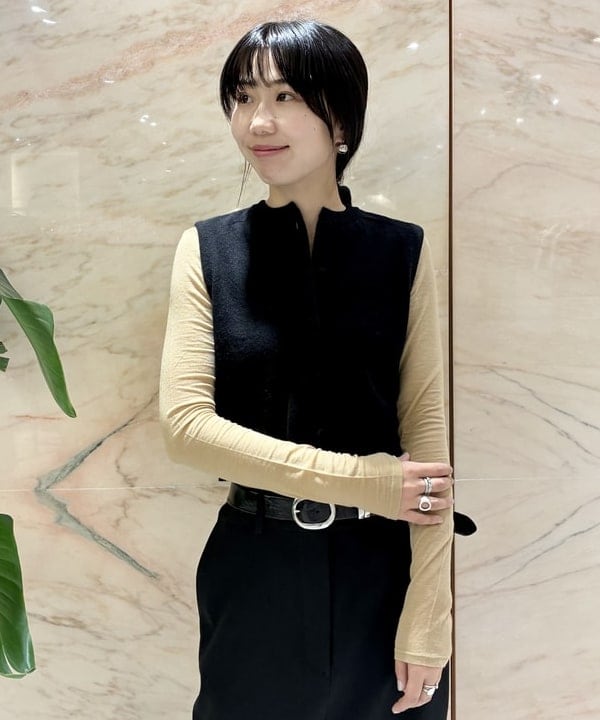 中丸　栞さんの「BEAMS WOMEN｜TAN / カシミヤ ストライプ スカーフベスト」を使ったコーディネート