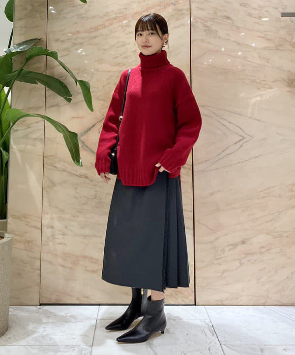茂野 真楓さんの「BEAMS WOMEN｜【別注】SLOANE / 3ゲージ ドロップショルダー タートルネック ニット」を使ったコーディネート
