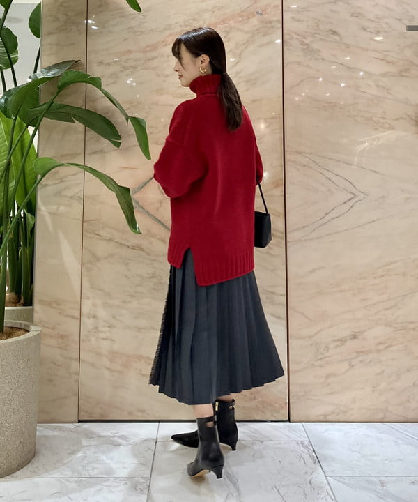 茂野 真楓さんの「BEAMS WOMEN｜【別注】SLOANE / 3ゲージ ドロップショルダー タートルネック ニット」を使ったコーディネート