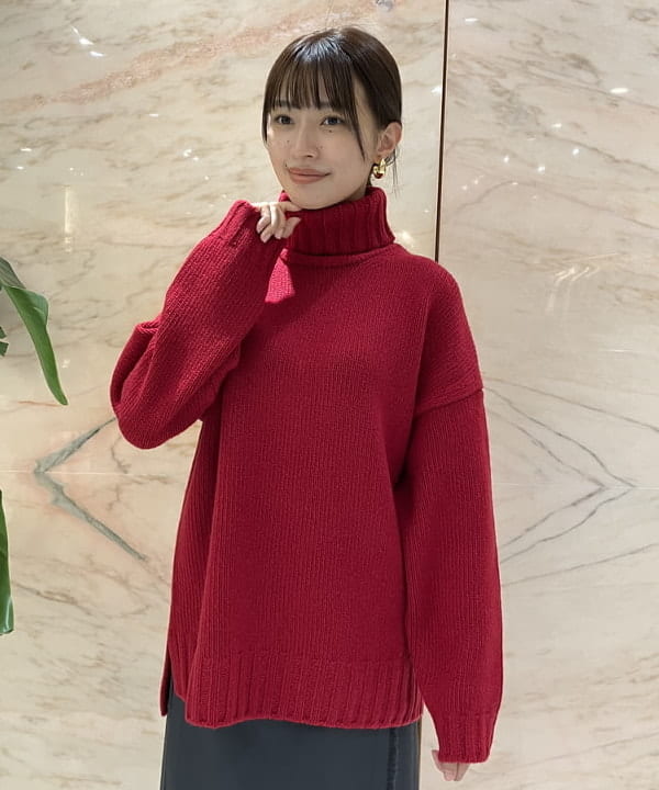 茂野 真楓さんの「BEAMS WOMEN｜【別注】SLOANE / 3ゲージ ドロップショルダー タートルネック ニット」を使ったコーディネート