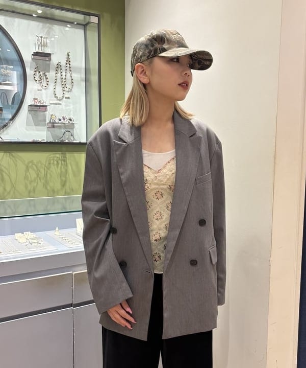 山本 里南さんの「BEAMS WOMEN｜4ボタン W ビッグ ジャケット」を使ったコーディネート