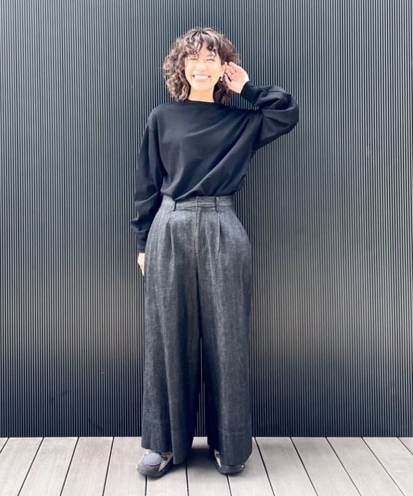 スラックス感覚で穿く「タックワイドデニム」の新提案