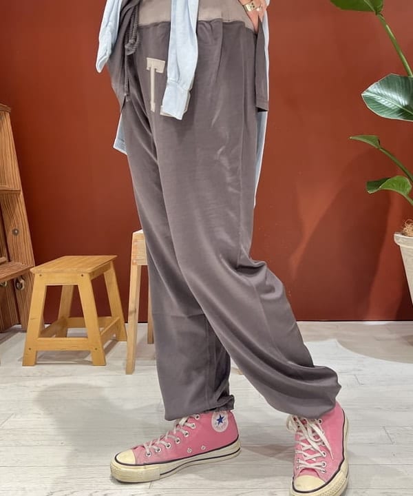 エノモト アミさんの「BEAMS WOMEN｜ロゴ フットボール ロングスリーブ Tシャツ」を使ったコーディネート