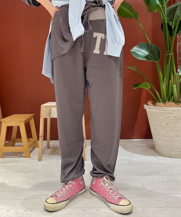 エノモト アミさんの「BEAMS WOMEN｜ロゴ フットボール ロングスリーブ Tシャツ」を使ったコーディネート