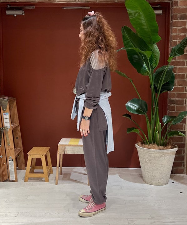 エノモト アミさんの「BEAMS WOMEN｜ロゴ フットボール ロングスリーブ Tシャツ」を使ったコーディネート