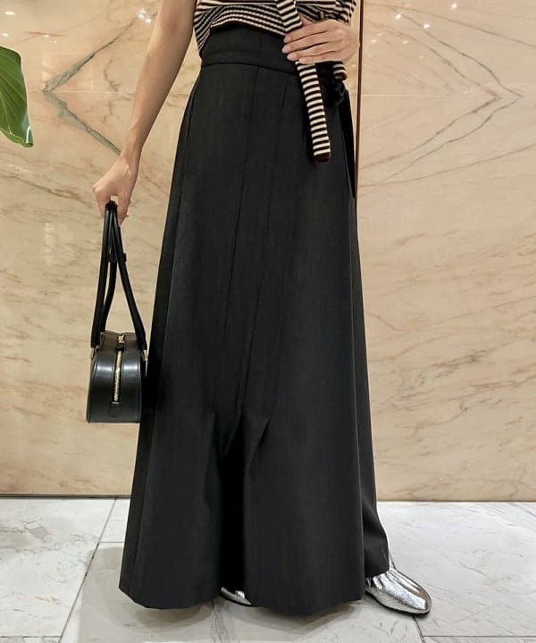 茂野 真楓さんの「BEAMS WOMEN｜TAN / カシミヤ ストライプ スカーフベスト」を使ったコーディネート