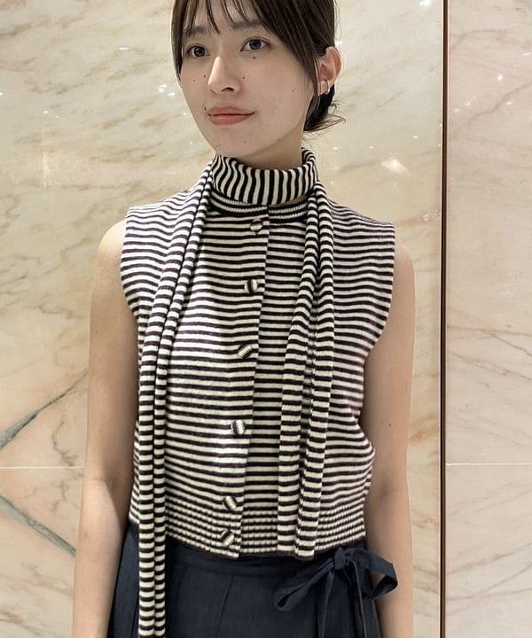 茂野 真楓さんの「BEAMS WOMEN｜TAN / カシミヤ ストライプ スカーフベスト」を使ったコーディネート