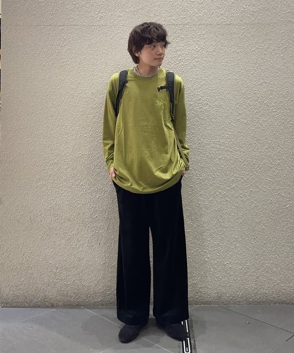 マツミヤさんの「BEAMS WOMEN｜ベロア ワイド スウェット パンツ」を使ったコーディネート