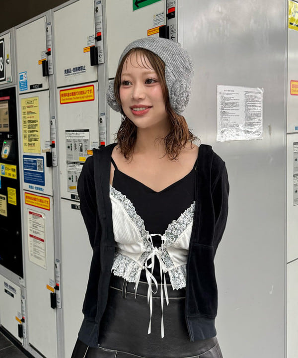 リズさんの「BEAMS WOMEN｜フェイクレザー プリーツ ミニ スカート」を使ったコーディネート