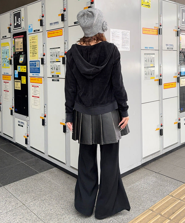 リズさんの「BEAMS WOMEN｜フェイクレザー プリーツ ミニ スカート」を使ったコーディネート