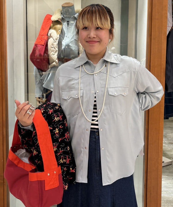 大石彩可さんの「BEAMS WOMEN｜サテン ウエスタン シャツ」を使ったコーディネート