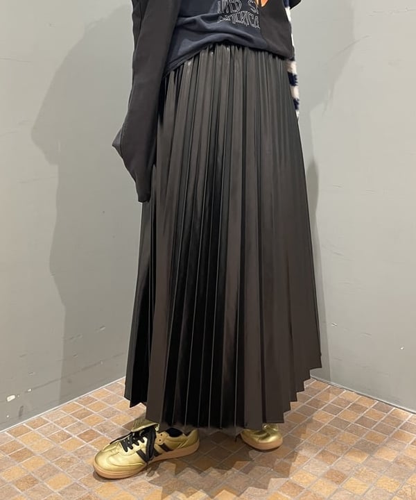 reiさんの「BEAMS WOMEN｜メタリックプリーツスカート」を使ったコーディネート