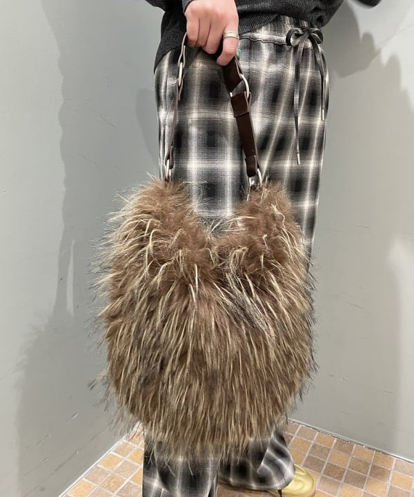 reiさんの「BEAMS WOMEN｜ロング ファー バッグ」を使ったコーディネート