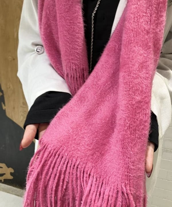 江口 息吹さんの「BEAMS WOMEN｜無地 カラー ロング マフラー」を使ったコーディネート