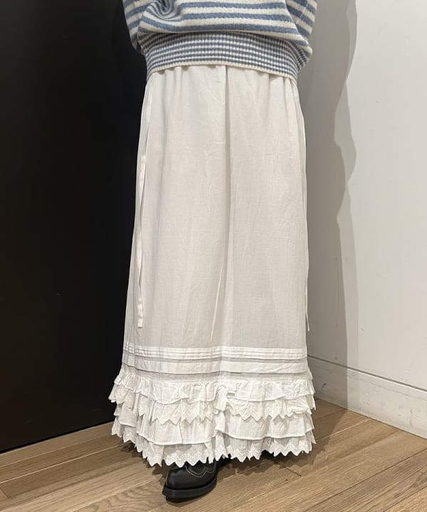 ando naoさんの「BEAMS WOMEN｜ユーロ ヴィンテージ フリル スカート」を使ったコーディネート