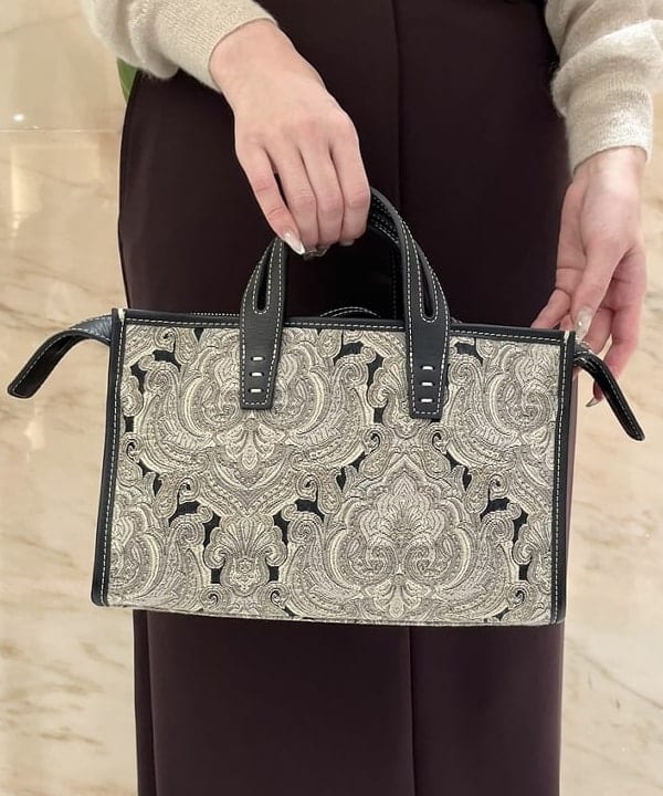 関 桂子さんの「BEAMS WOMEN｜【別注】BATONER / シアー モヘヤ ポロニット」を使ったコーディネート