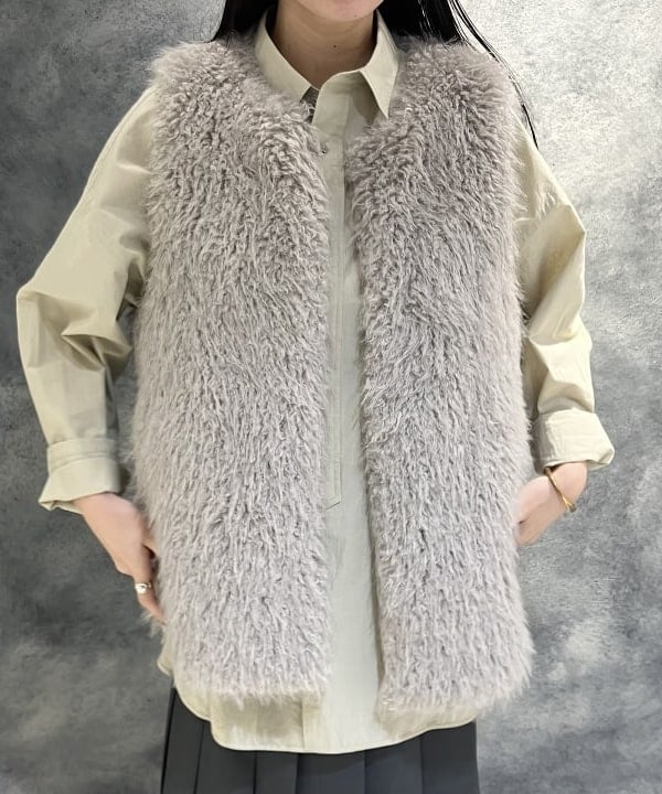 OSUMIさんの「BEAMS WOMEN｜ウェイビー フェイクファー ジレ」を使ったコーディネート