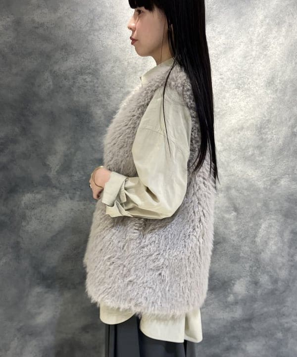 OSUMIさんの「BEAMS WOMEN｜ウェイビー フェイクファー ジレ」を使ったコーディネート