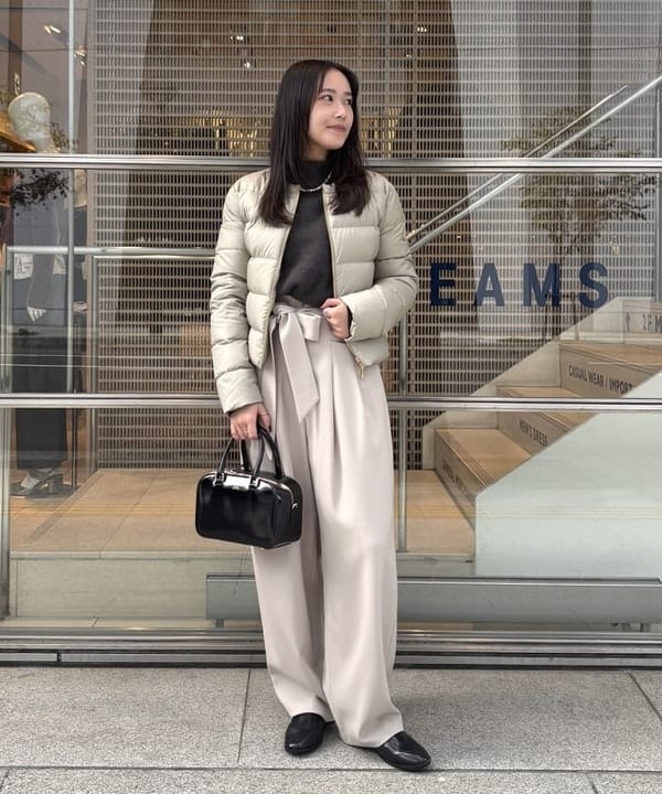 重くならない冬の「白」。上品ベージュのショートダウンで、華やかにスタイルアップ