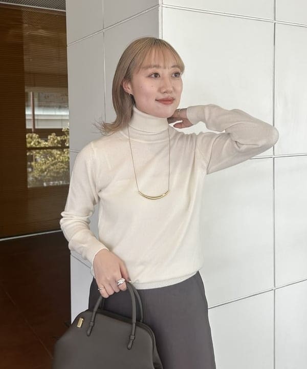 大浦 栞さんの「BEAMS WOMEN｜【別注】SLOANE / 12ゲージ カシミヤ タートルネック ニット」を使ったコーディネート