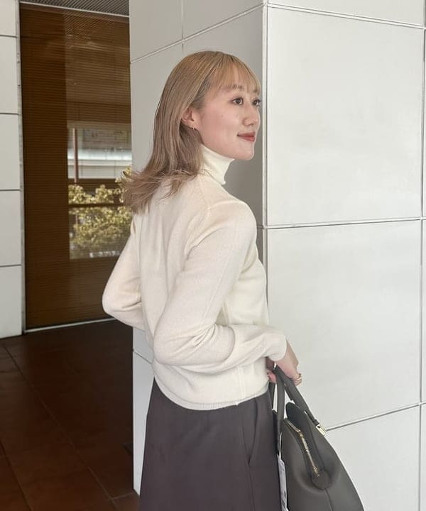 大浦 栞さんの「BEAMS WOMEN｜【別注】SLOANE / 12ゲージ カシミヤ タートルネック ニット」を使ったコーディネート
