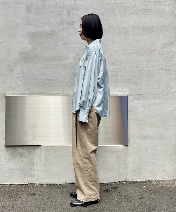 ミナミマリコさんの「BEAMS WOMEN｜ビジュー ピンバッジ」を使ったコーディネート