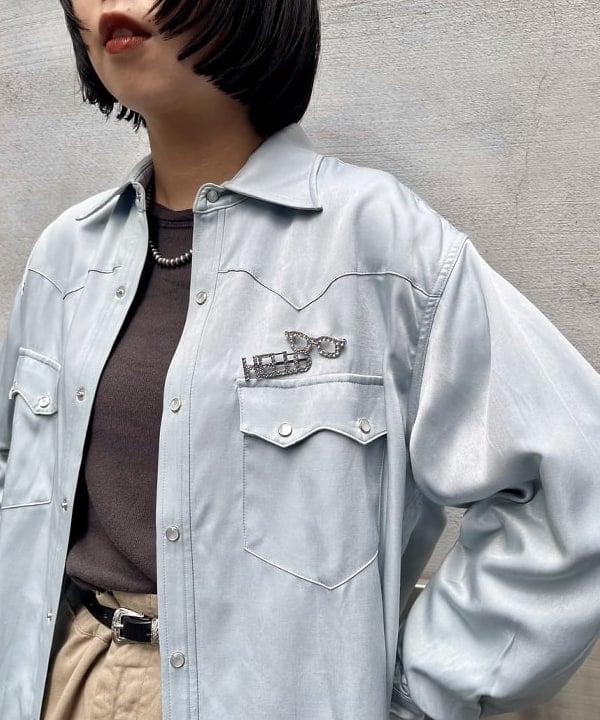 ミナミマリコさんの「BEAMS WOMEN｜ビジュー ピンバッジ」を使ったコーディネート