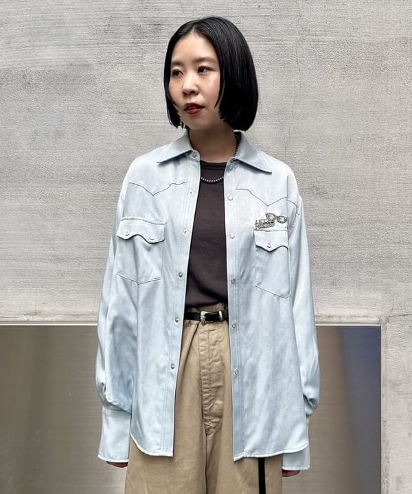 ミナミマリコさんの「BEAMS WOMEN｜ビジュー ピンバッジ」を使ったコーディネート