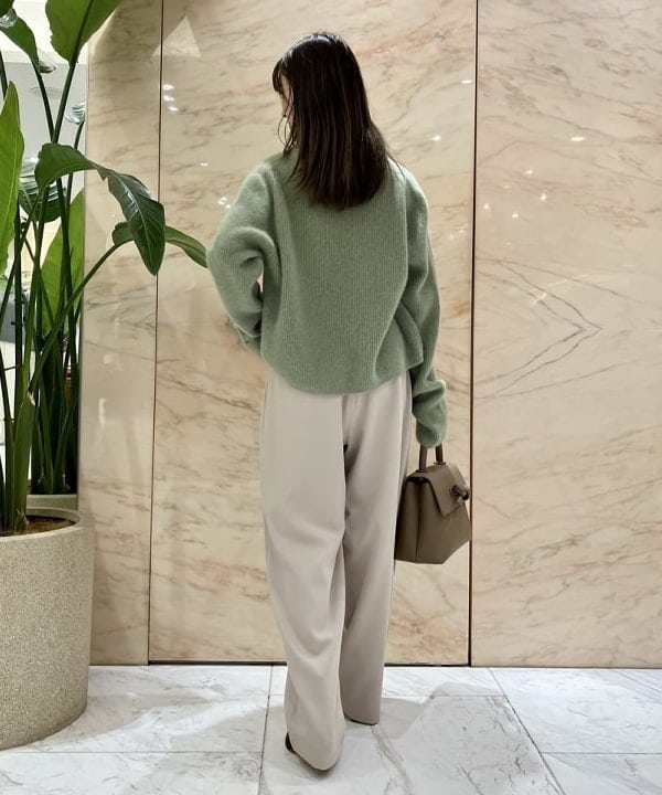 茂野 真楓さんの「BEAMS WOMEN｜【別注】BATONER / カシミヤフォックス タートルネック ニット」を使ったコーディネート