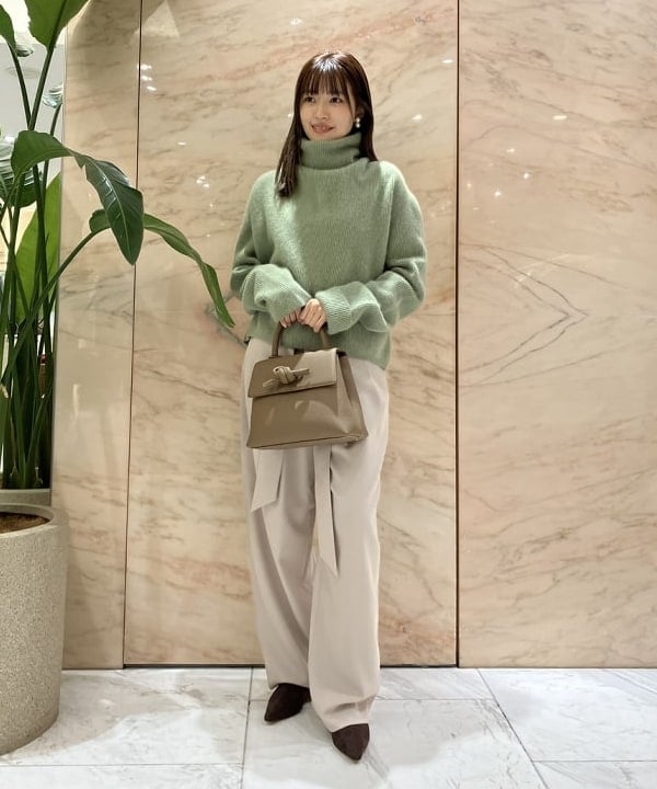 茂野 真楓さんの「BEAMS WOMEN｜【別注】BATONER / カシミヤフォックス タートルネック ニット」を使ったコーディネート