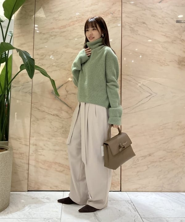 茂野 真楓さんの「BEAMS WOMEN｜【別注】BATONER / カシミヤフォックス タートルネック ニット」を使ったコーディネート
