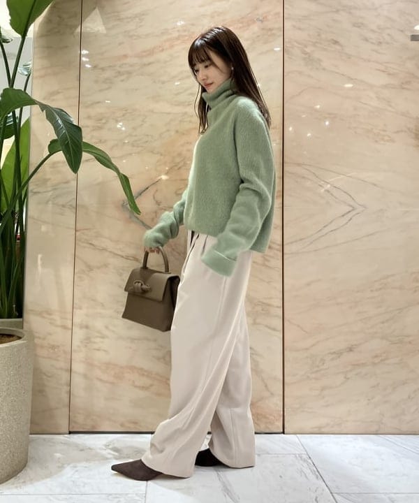 茂野 真楓さんの「BEAMS WOMEN｜【別注】BATONER / カシミヤフォックス タートルネック ニット」を使ったコーディネート