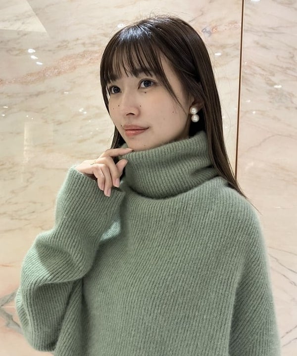 茂野 真楓さんの「BEAMS WOMEN｜【別注】BATONER / カシミヤフォックス タートルネック ニット」を使ったコーディネート