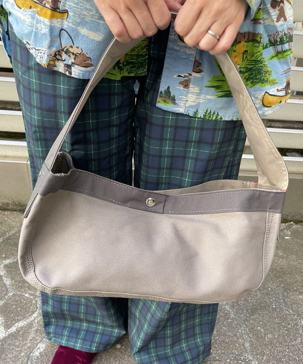 コウリキ　マミさんの「BEAMS WOMEN｜ニュースペーパーバッグ ミニ」を使ったコーディネート