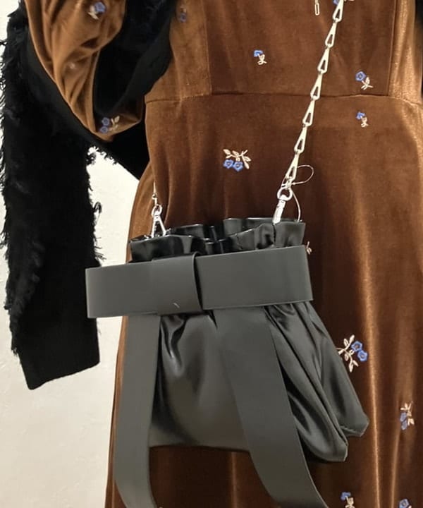 森本 理絵さんの「BEAMS WOMEN｜ベロア 刺繍 ワンピース」を使ったコーディネート